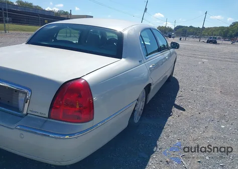 2004 Lincoln Town Car Ultimate from USA, damaged, VIN 1LNHM83W04Y639035